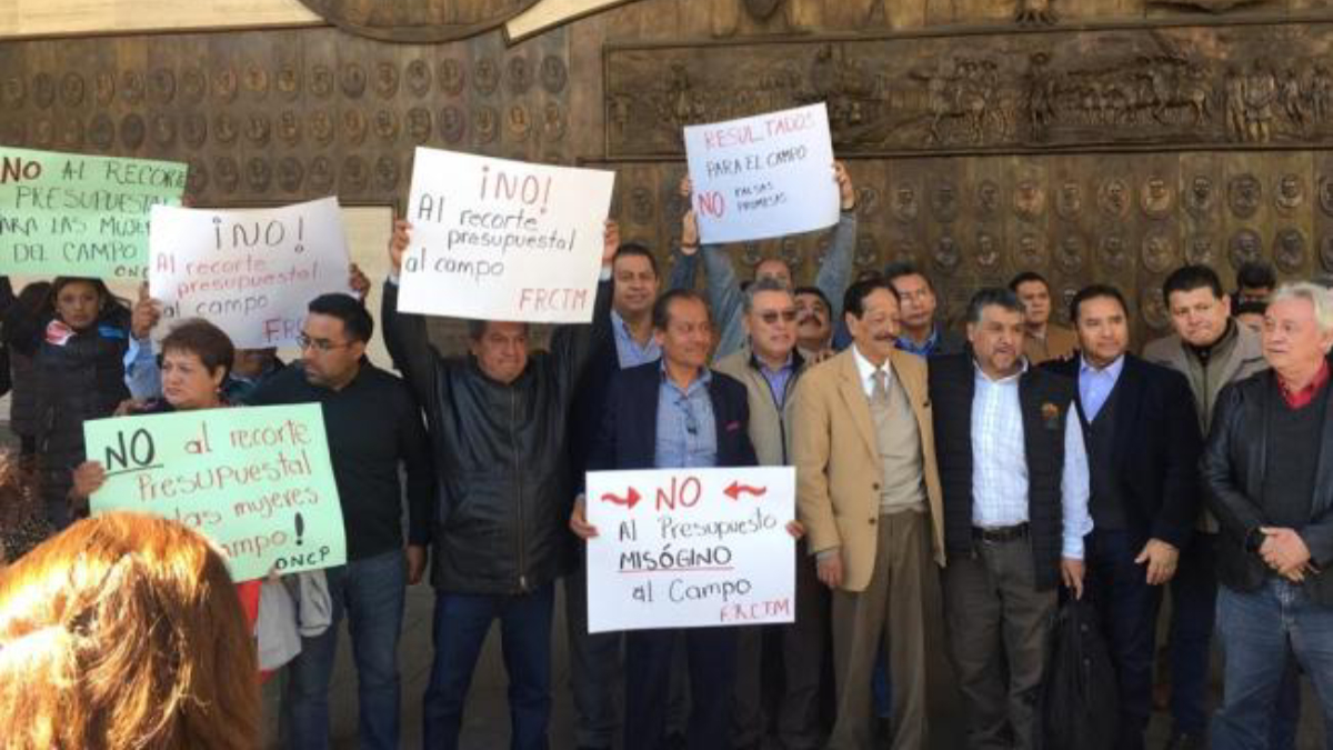 Campesinos bloquean accesos a San Lázaro