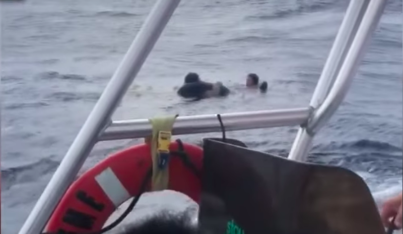 #Video Turistas descubren a piloto militar herido en la costa de Hawaii