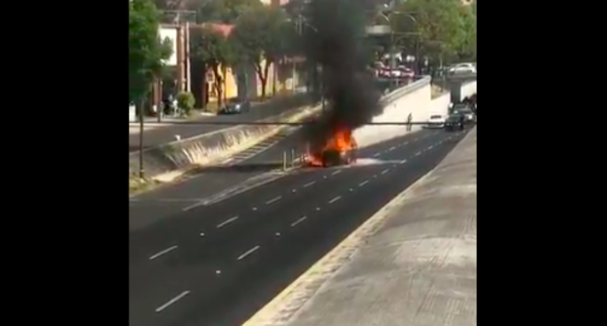 Se incendia automóvil en Viaducto Miguel Alemán