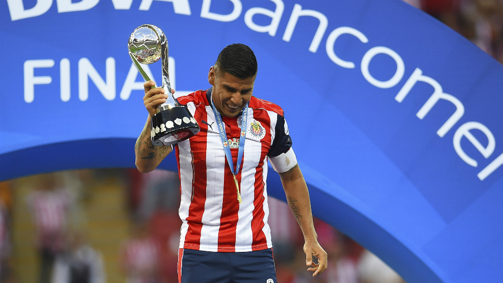 Carlos Salcido no seguirá con Chivas