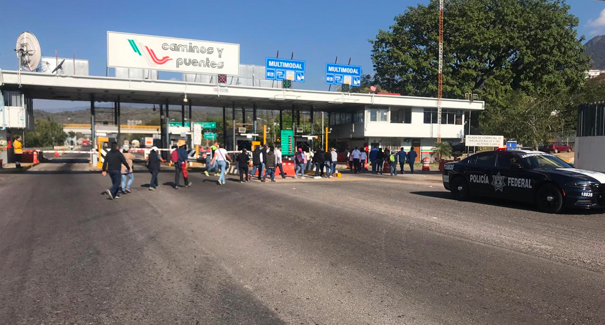Liberan empleados de la UAEM casetas de Morelos luego de cuatro horas