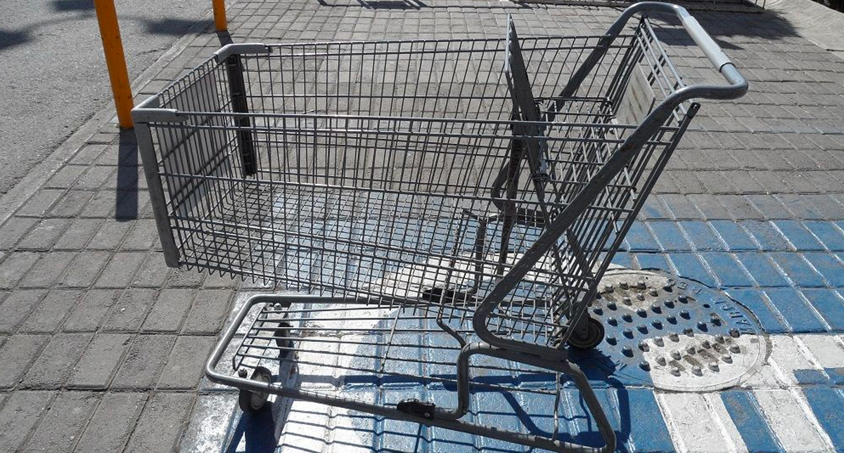 Bebé sufre severa infección tras tocar un carrito de supermercado