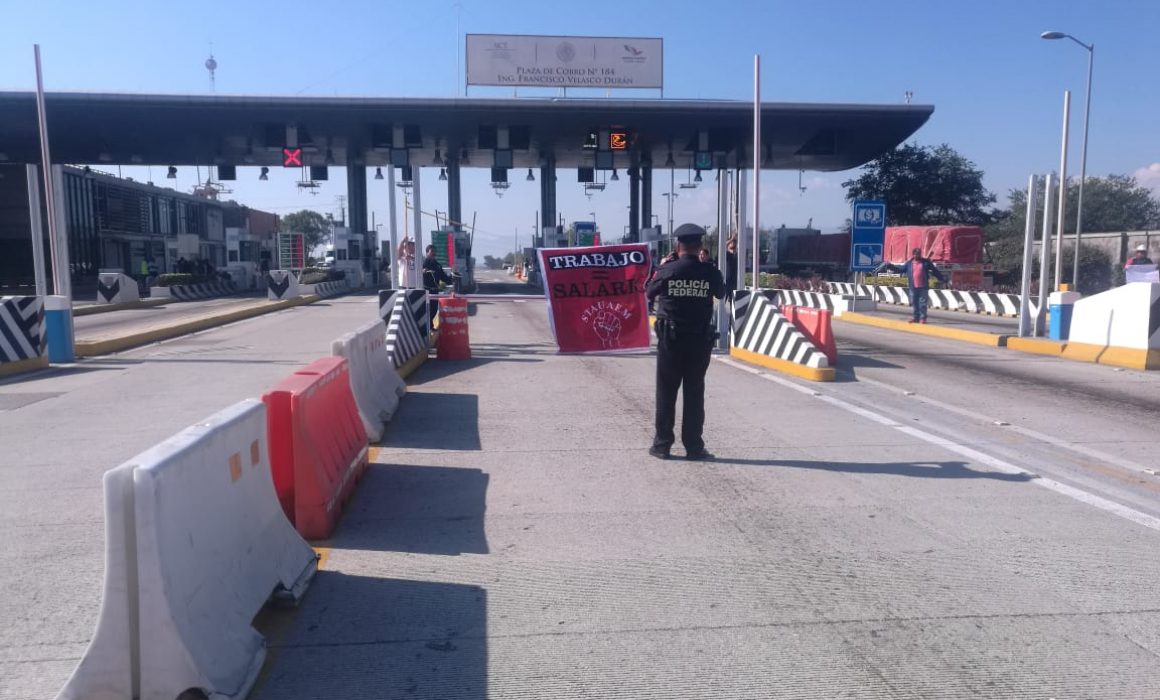 Liberan empleados de la UAEM casetas de Morelos luego de cuatro horas - carrtera-morelos-2