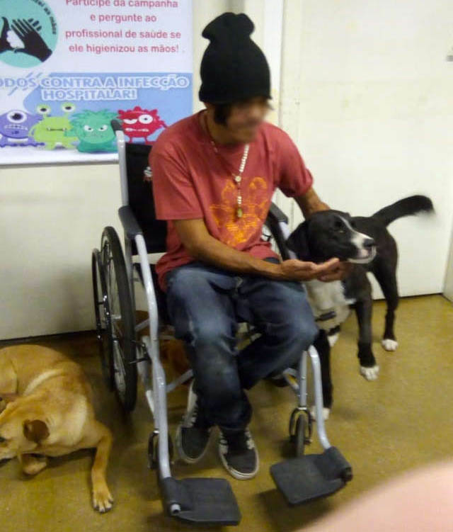 #Viral Perros hacen guardia en hospital por indigente - cesar-con-sus-perros-en-el-hospital