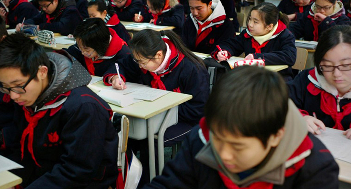 China utiliza uniformes inteligentes para evitar el ausentismo escolar