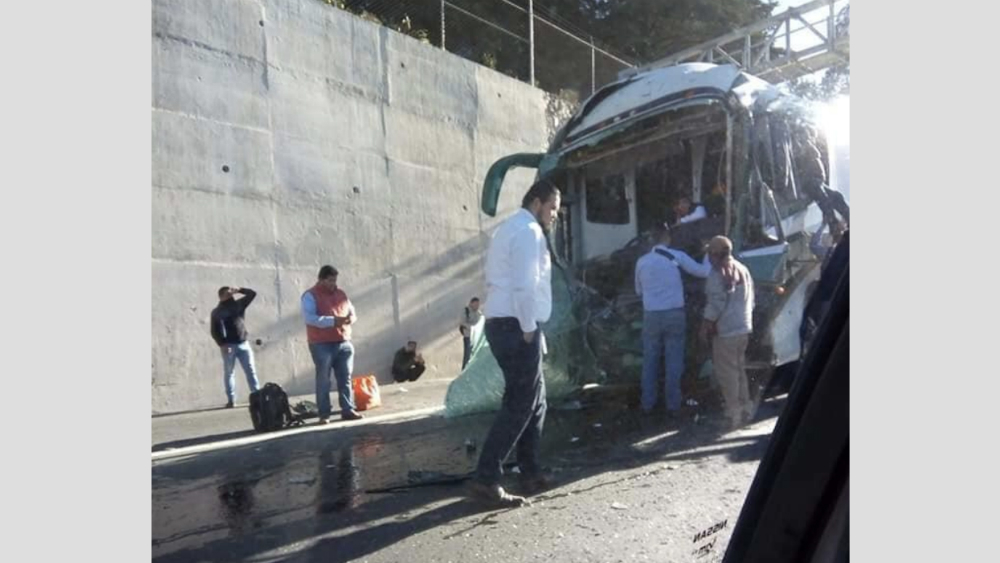 Chocan autobús de pasajeros y pipa en la México-Toluca
