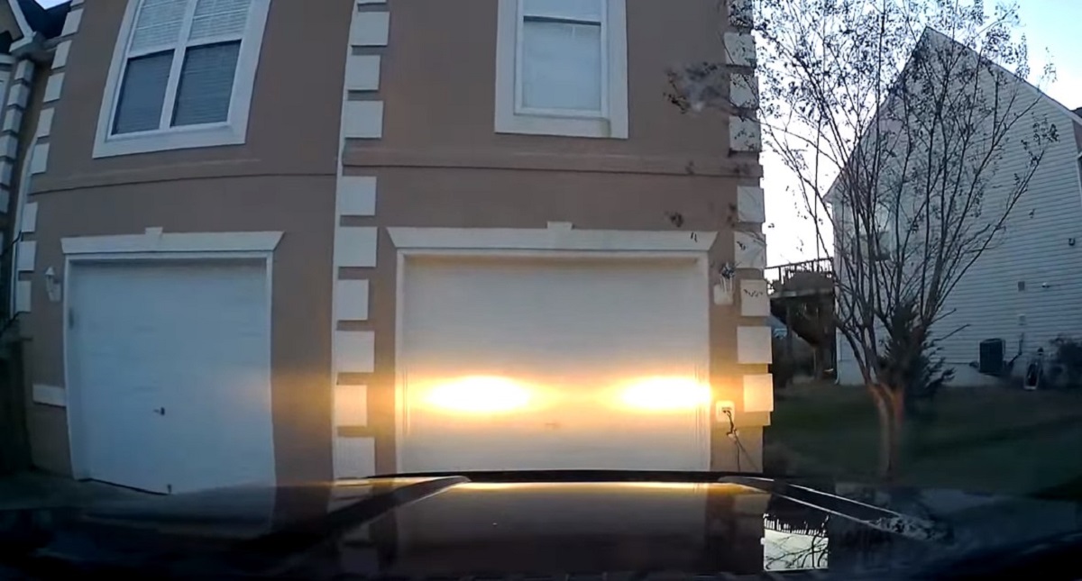 #Video Enseña a conducir a su hijo y destroza su garage - choque-contra-el-garage