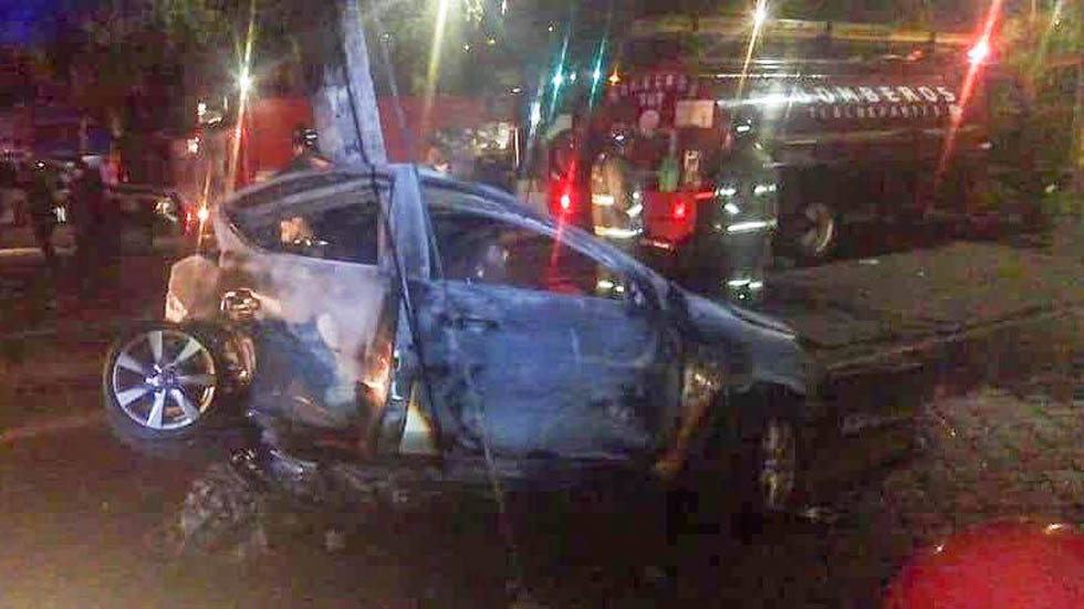 Dos personas mueren calcinadas dentro de auto en Tlalnepantla - choque-de-auto