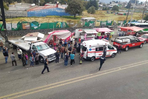 Grúa se impacta contra puesto de comida en la México-Cuernavaca - choque-grua