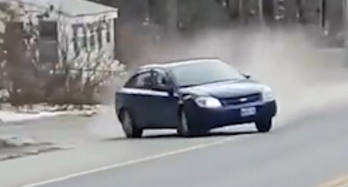 #Video Automóvil se estrella contra otro vehículo durante persecución