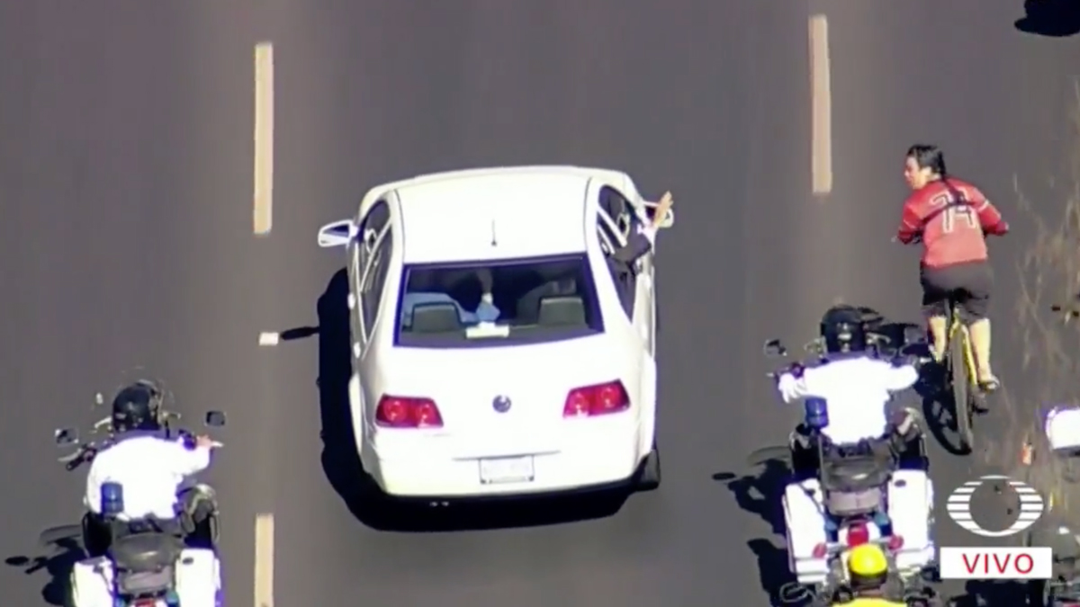 Capitalinos saludan a López Obrador en su ruta a San Lázaro - ciclista-amlo