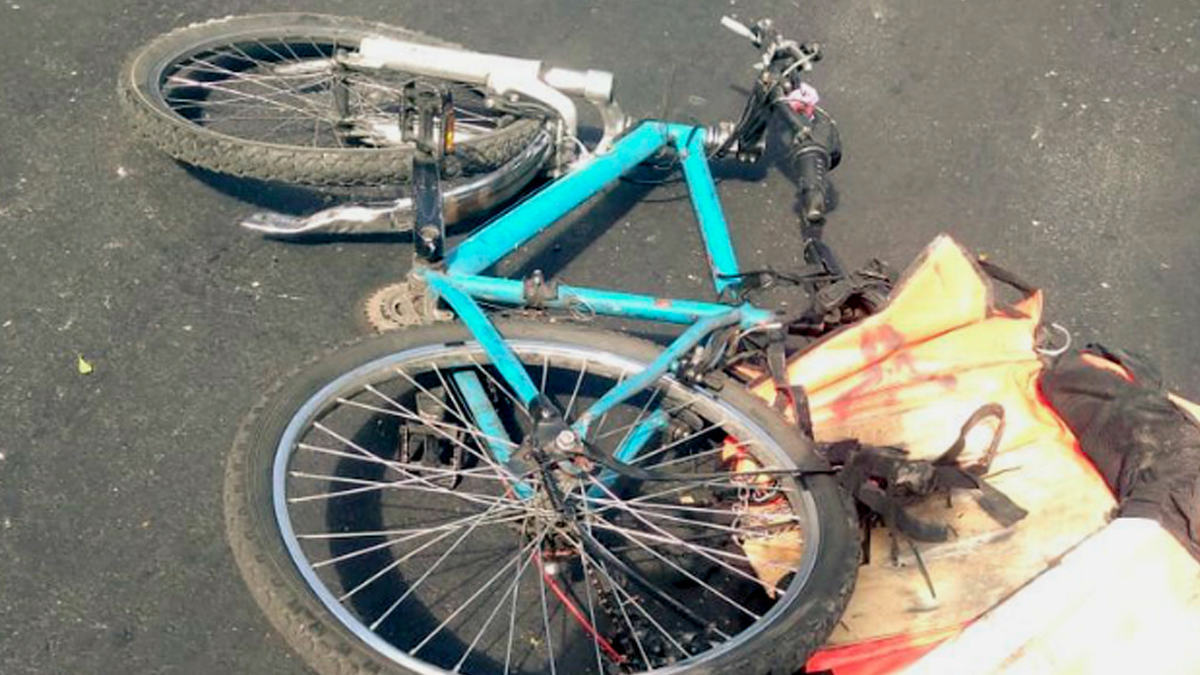 #Video Conductor derriba a ciclista y un camión lo atropella