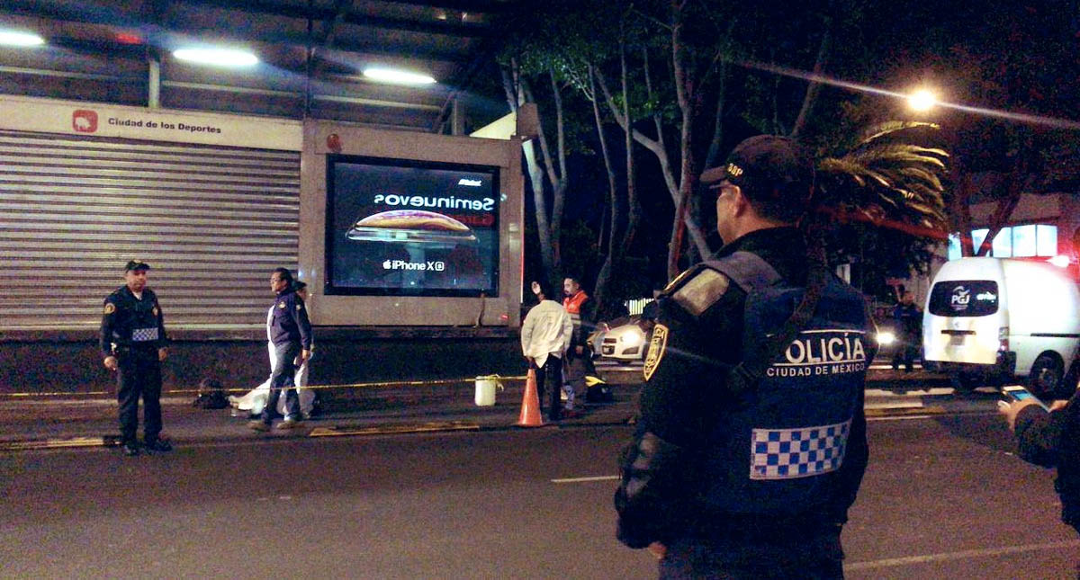 Hombre muere embestido por Metrobús en estación Ciudad de los Deportes