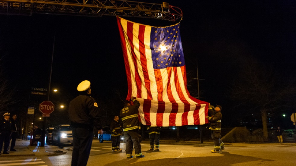 Tren arrolla a policías mientras perseguían a sospechoso en EE.UU. - colgaron-bandera-de-eeuu-como-homenaje-a-los-policias