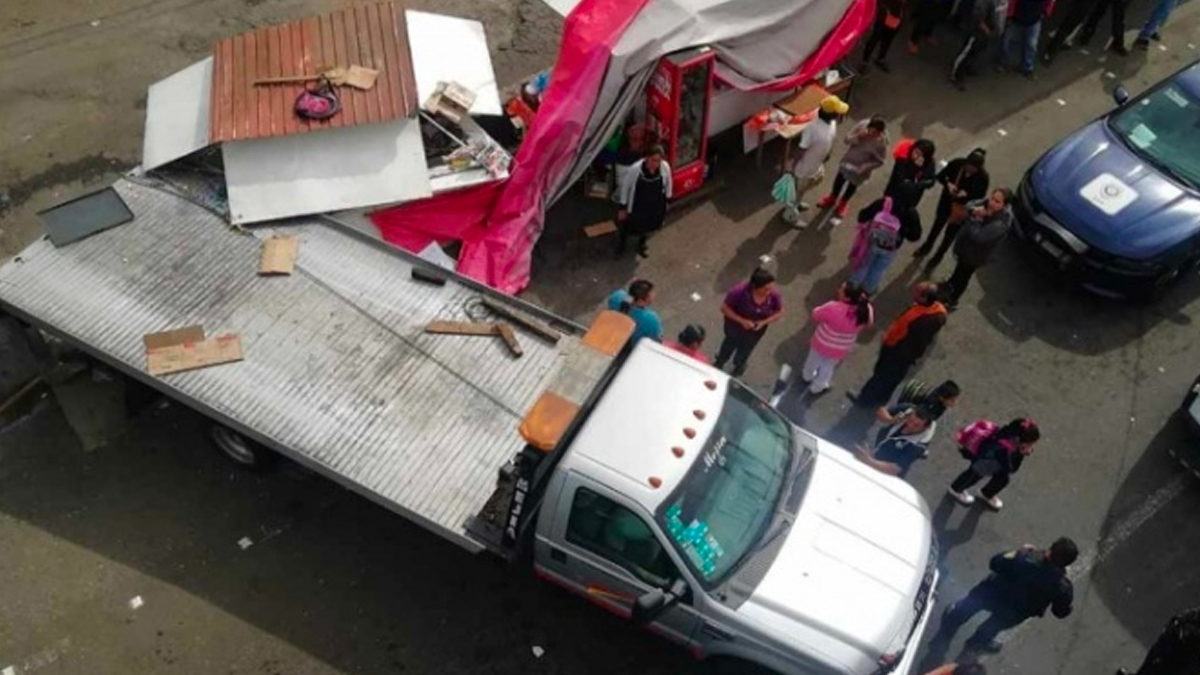 Grúa se impacta contra puesto de comida en la México-Cuernavaca