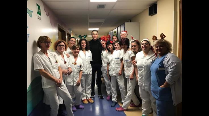 Cristiano Ronaldo visita a niños enfermos de cáncer en Turín - cristiano-ronaldo-ninos-hospital-2