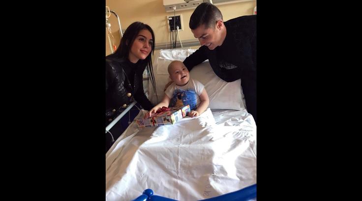 Cristiano Ronaldo visita a niños enfermos de cáncer en Turín - cristiano-ronaldo-ninos-hospital-3