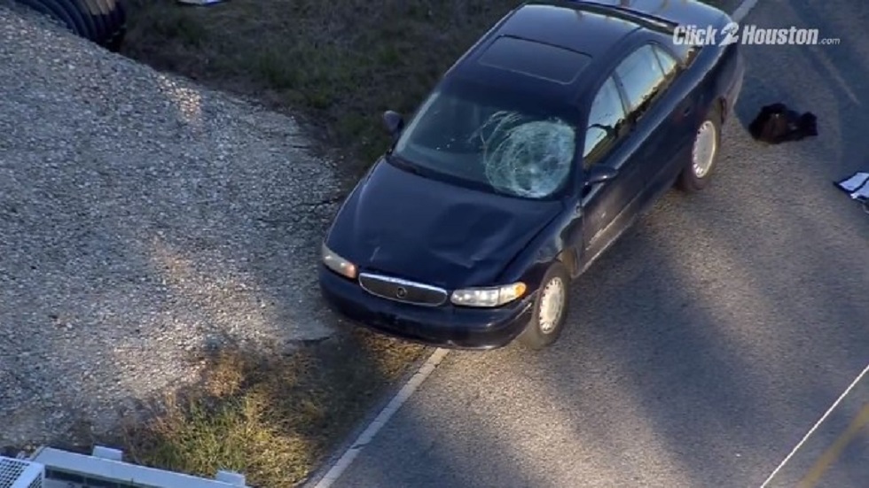 Joven en patineta muere al ser arrollado por auto en Houston - danos-en-el-auto-tras-el-impacto