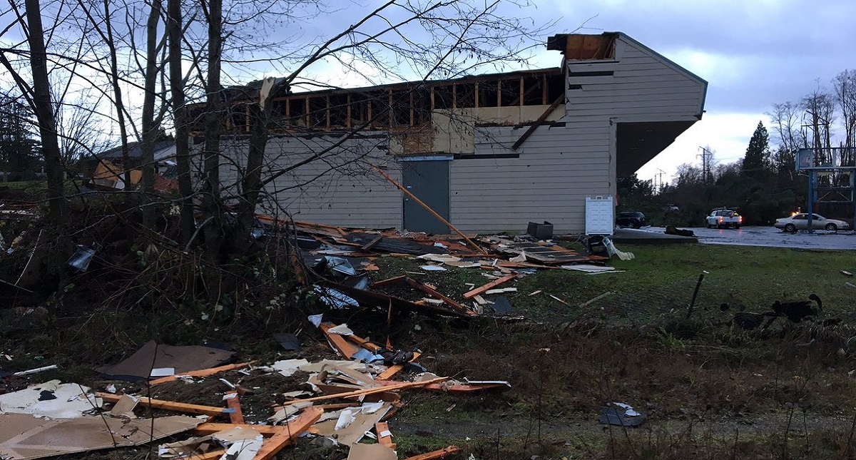 Inusual tornado daña 50 estructuras en Seattle - danos-materiales-por-tornado