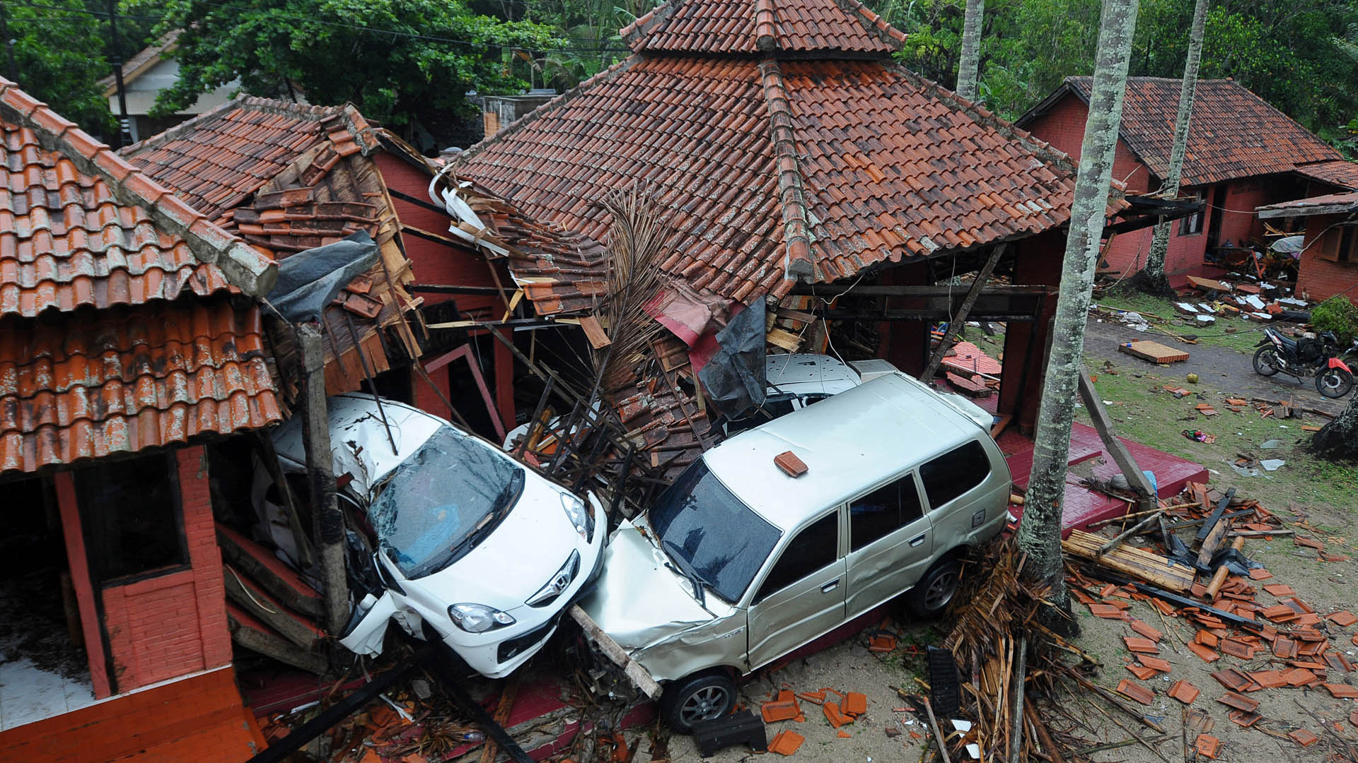 #Video La erupción del Krakatoa que provocó tsunami en Indonesia - destrozos-en-indonesia