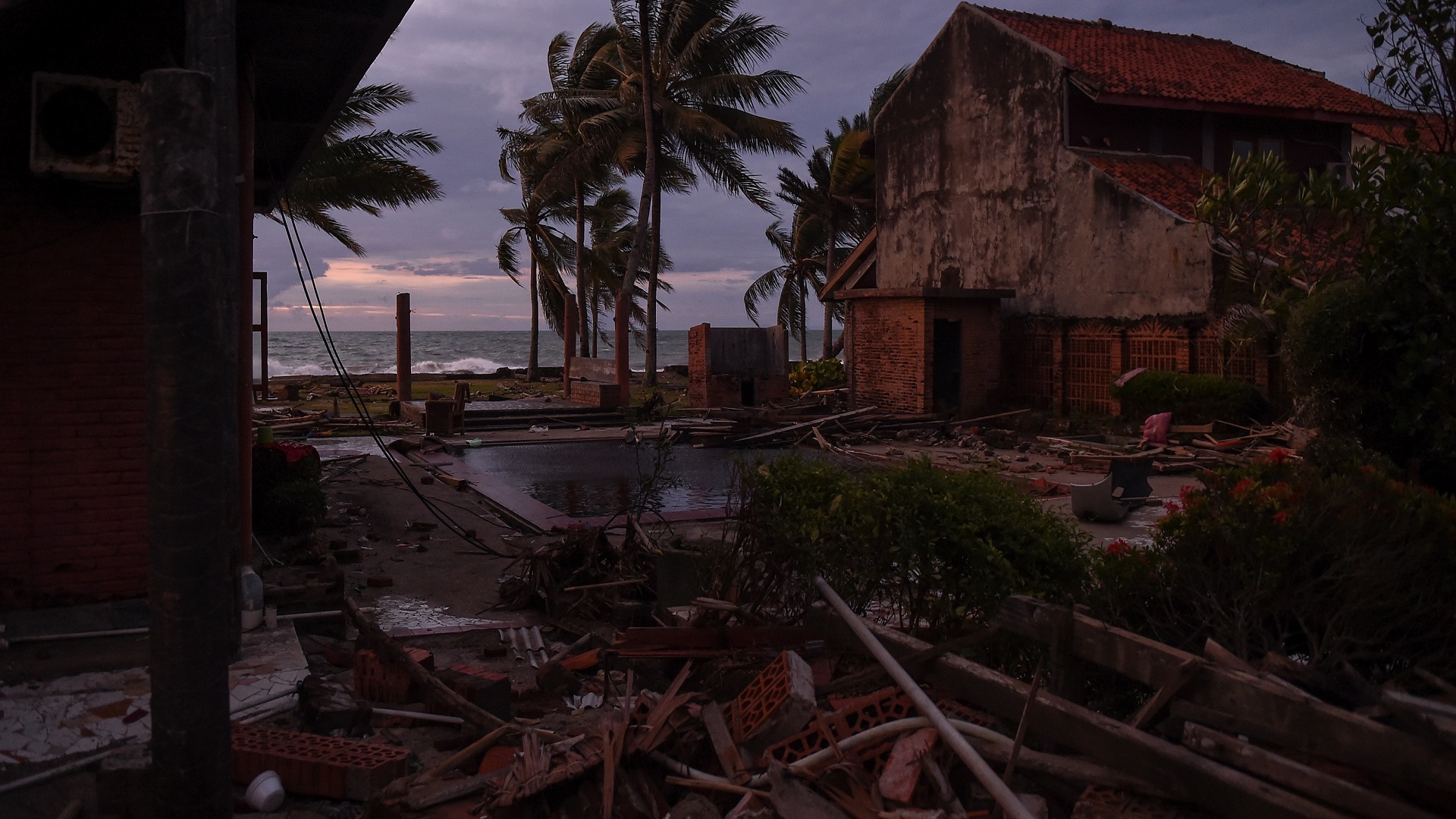 Nuevo balance aumenta a 426 los muertos por tsunami en Indonesia