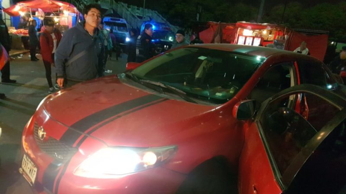 Detienen a hombre que condujo con un policía en el cofre de su auto