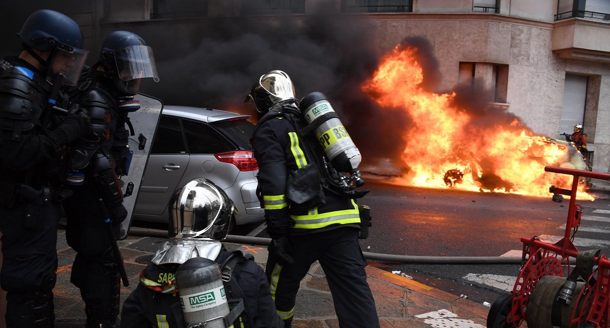 Policía de París pide cerrar comercios en Campos Elíseos por disturbios