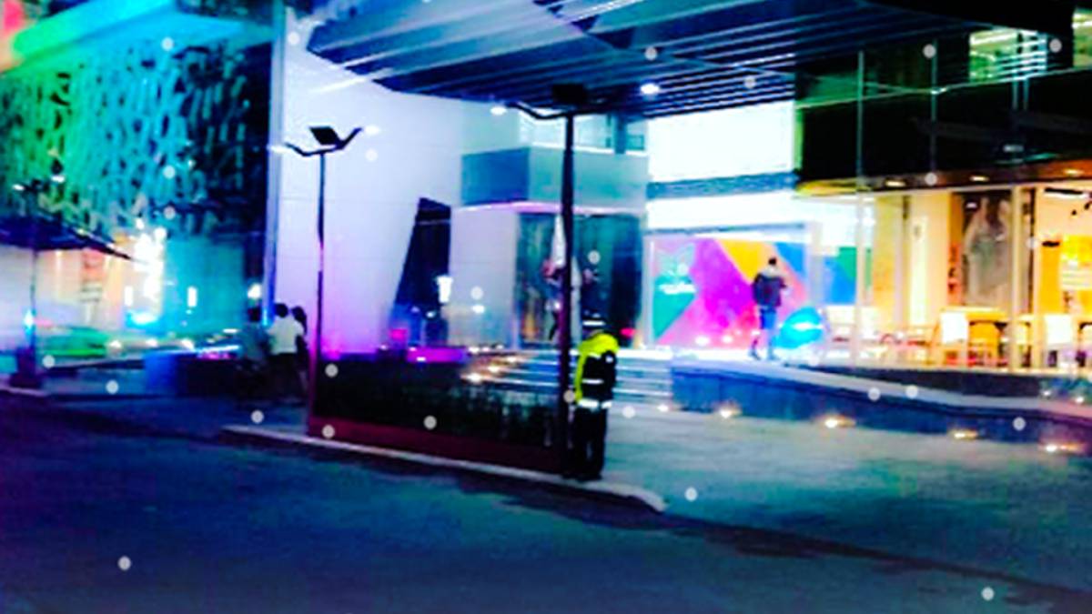 Se desploma domo en restaurante de plaza en Lomas Verdes