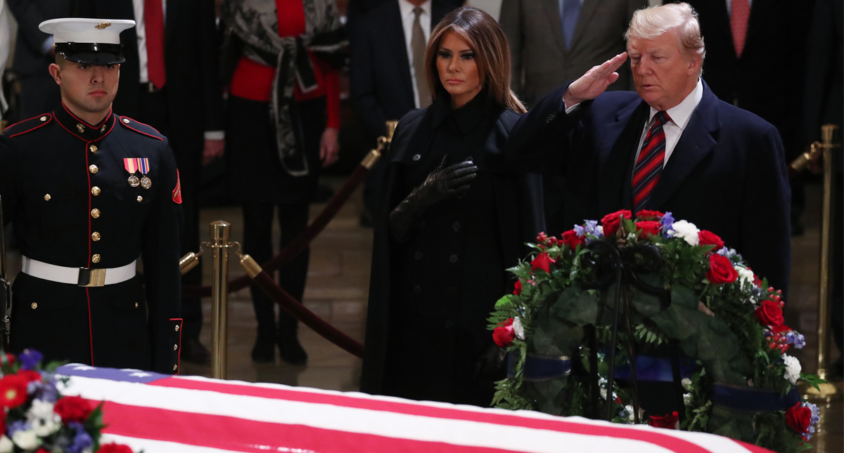 Donald Trump asiste al Capitolio a homenaje de George H. W. Bush