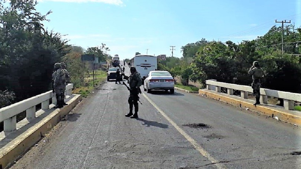 Balaceras provocan bloqueos carreteros en Michoacán - ejercito-en-buenavista-michoacan