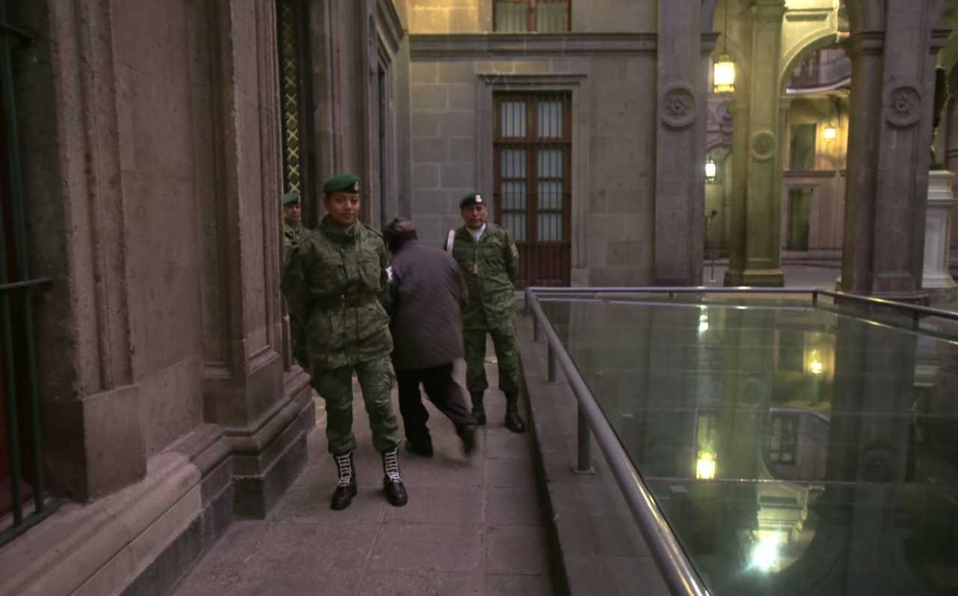 Soldados vigilan Palacio Nacional por infiltrados a conferencias de AMLO - ejercito-palacio-nacional