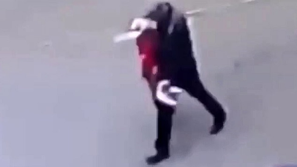 #Video Sale de la cárcel por pedofilia e intenta llevarse a niña - el-individuo-llevaba-de-la-mano-a-la-menor-por-la-calle