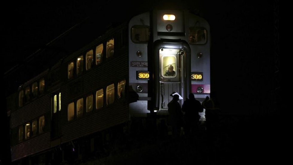 Tren arrolla a policías mientras perseguían a sospechoso en EE.UU.
