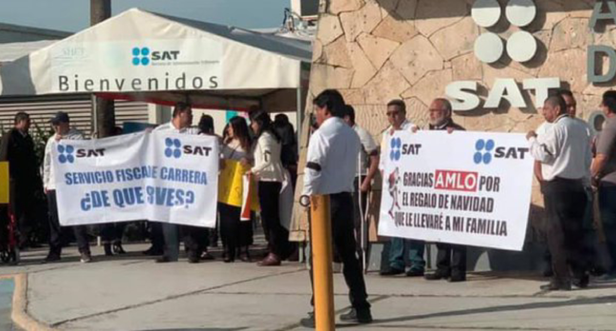 Protestan ex empleados del SAT por despidos en todo el país