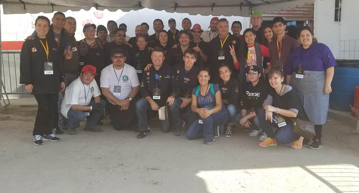 Chefs internacionales deleitan a migrantes con paella - equipo-de-paella-solidaria-sin-fronteras