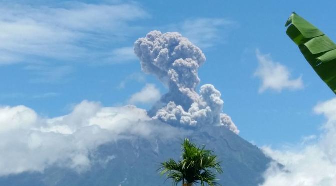 Entra en erupción el volcán Agung en Indonesia - erupcion-agung-indonesia-3
