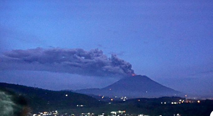 Entra en erupción el volcán Agung en Indonesia - erupcion-volcan-agung-indonesia