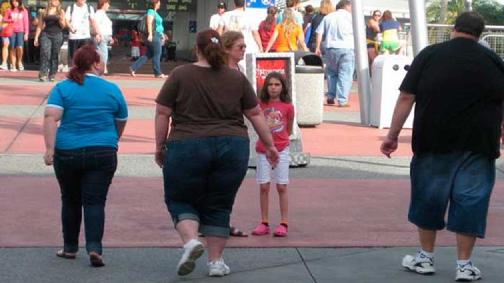 Estadounidenses se están volviendo obesos y chaparros