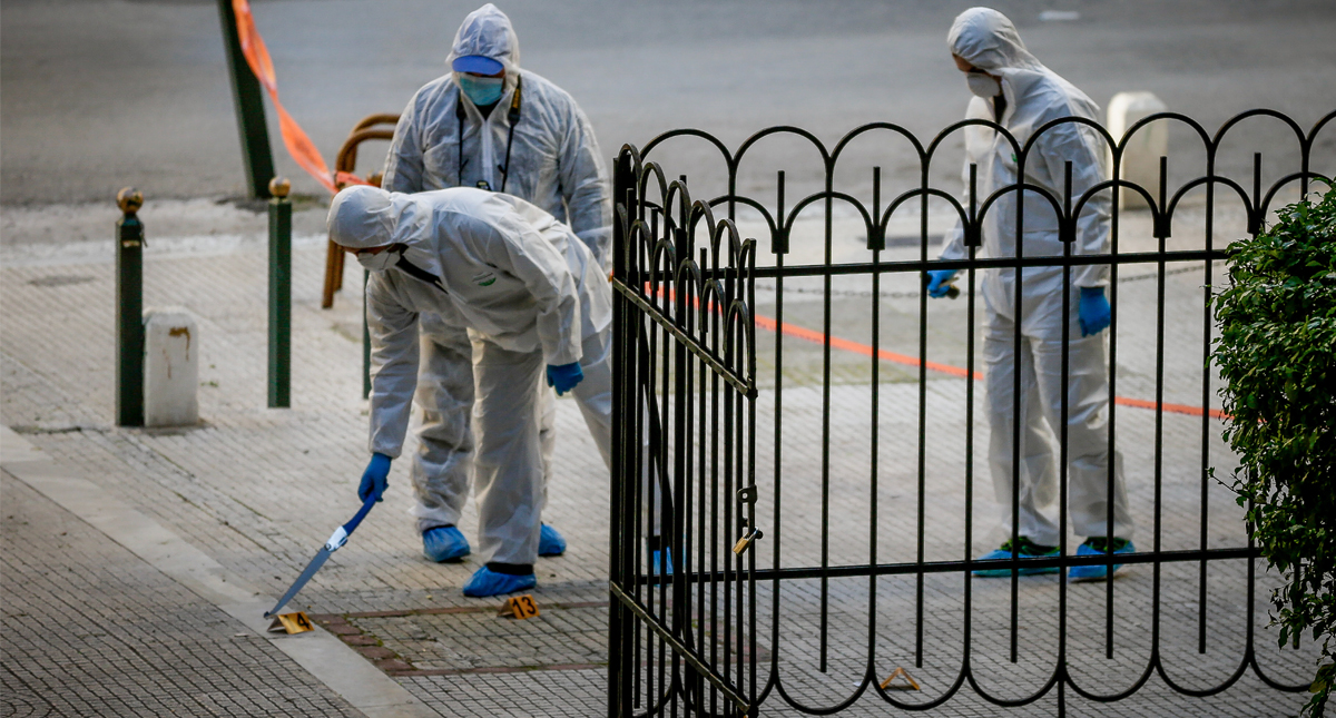 Explosión afuera de iglesia en Grecia deja un policía herido