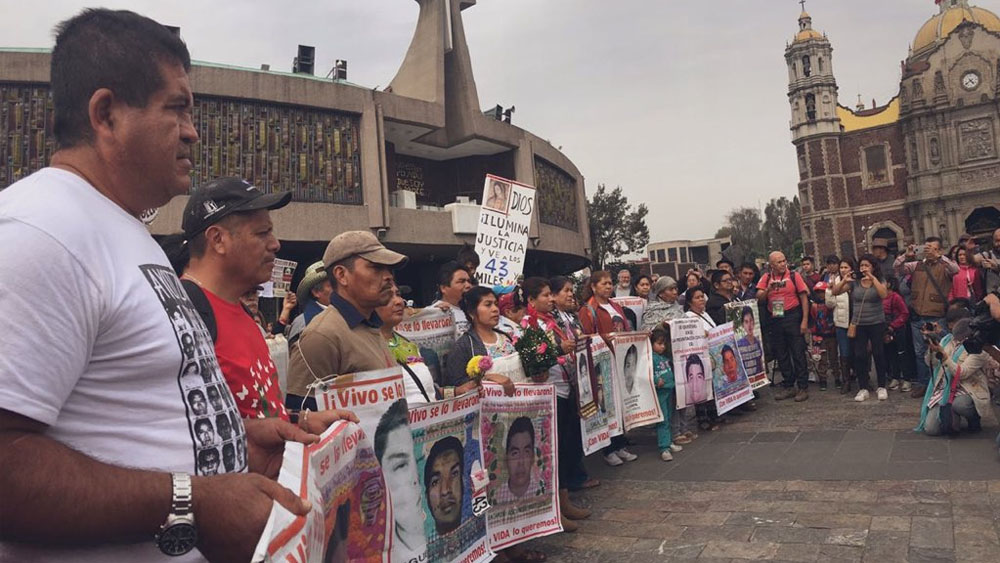 Llega a la Basílica peregrinación de padres de normalistas