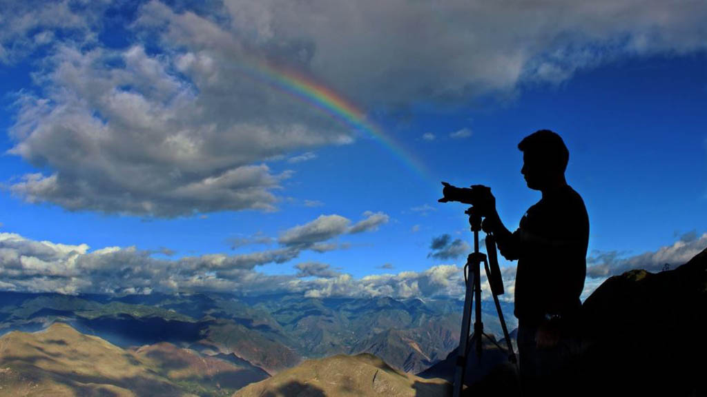 Familia ofrece 1.8 mdp a fotógrafo de viajes personal