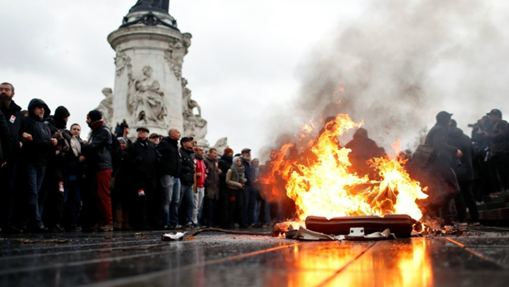 Nacen en Túnez los ‘chalecos rojos’