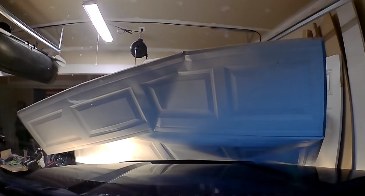 #Video Enseña a conducir a su hijo y destroza su garage