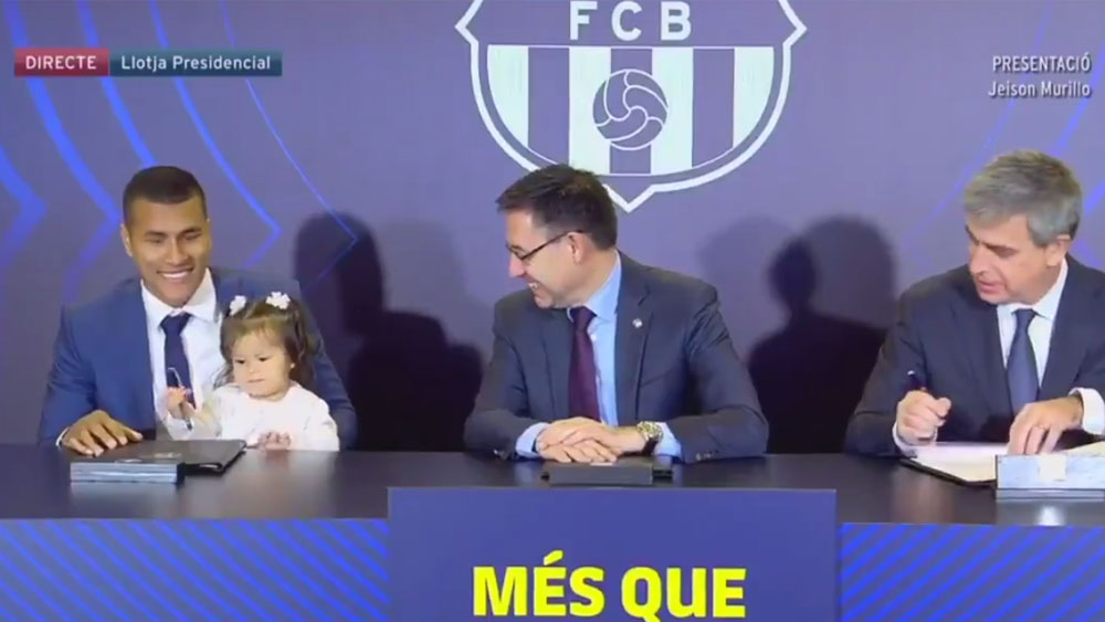 #Video Hija de Jeison Murillo acapara firma de contrato con Barcelona