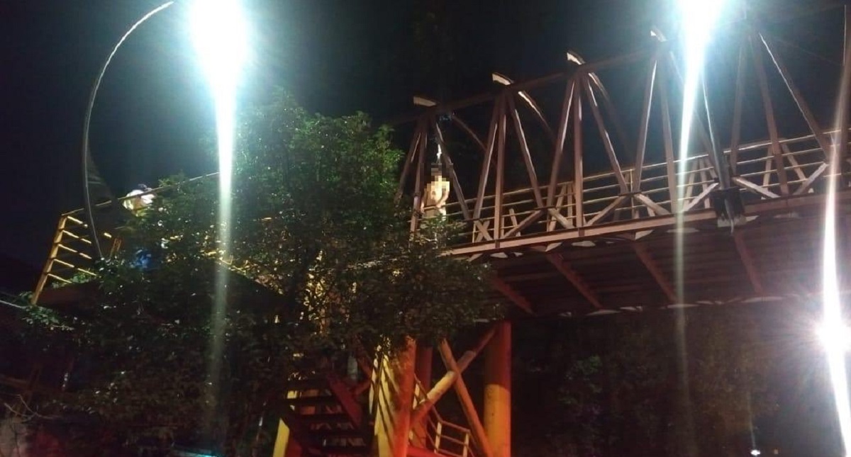 Hallan a hombre colgado en puente peatonal sobre Paseo de la Reforma