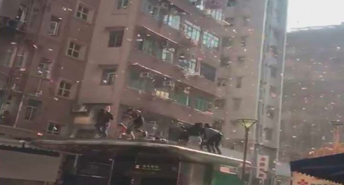 #Video Arrestan a joven por lanzar miles de dólares desde un edificio