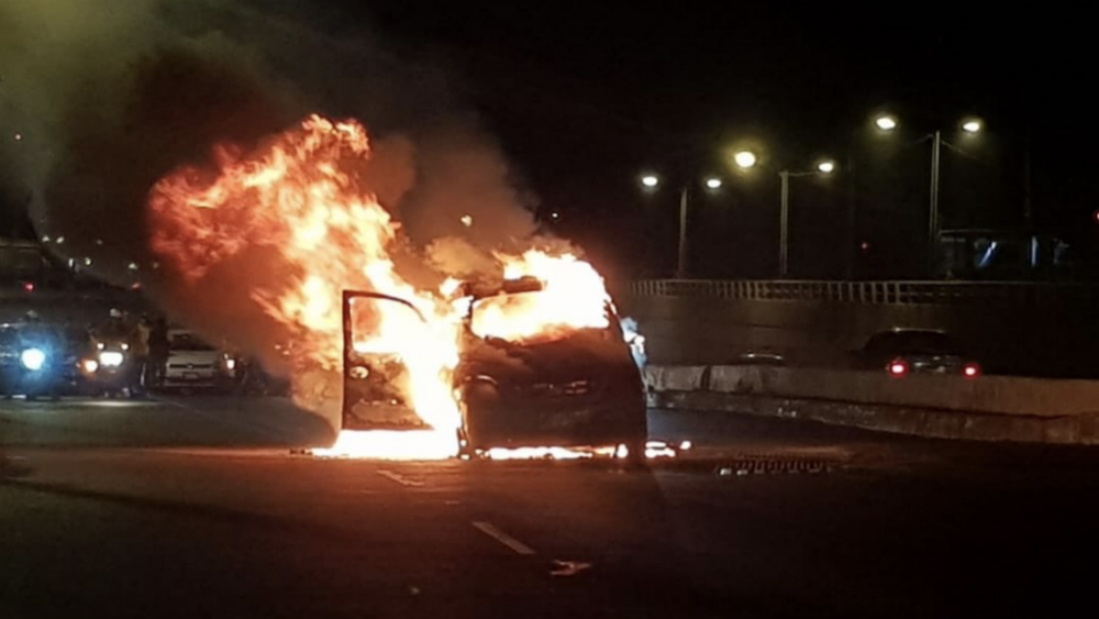 Bomberos sofocan incendio de un vehículo en la Venustiano Carranza