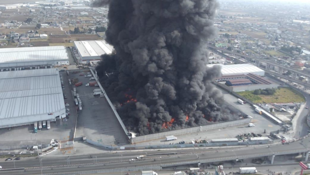 Controlan incendio en bodega de telas en Toluca
