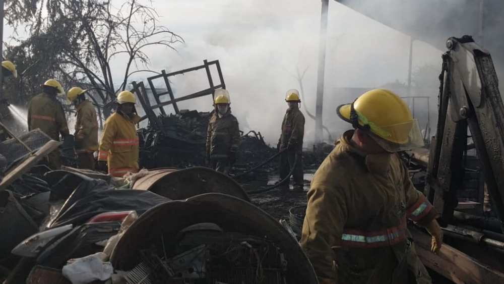 Incendio en bodega de desechos industriales en Morelos