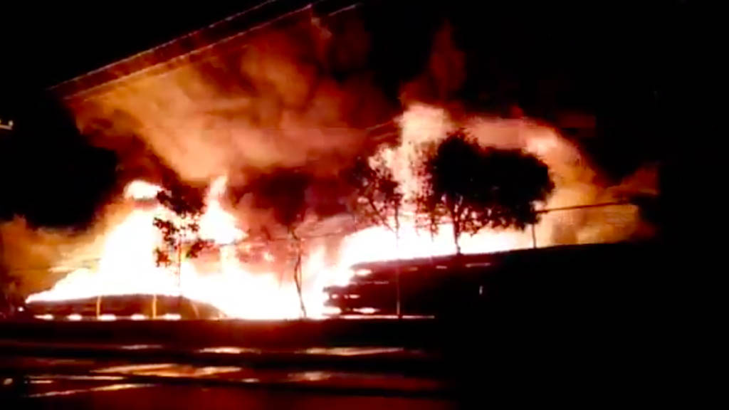 #Video Controlan fuerte incendio en el Bordo de Xochiaca